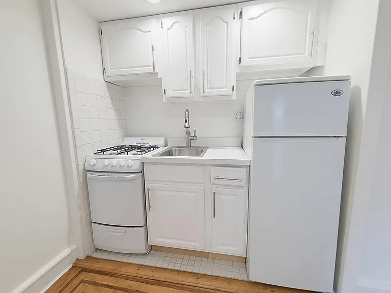 214 E 51st St #2C — Photo 2