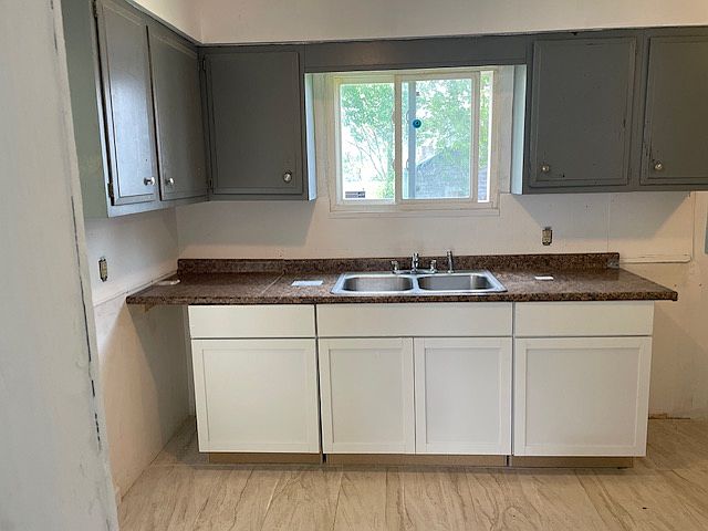 1st image of 1050 W 19th St #1