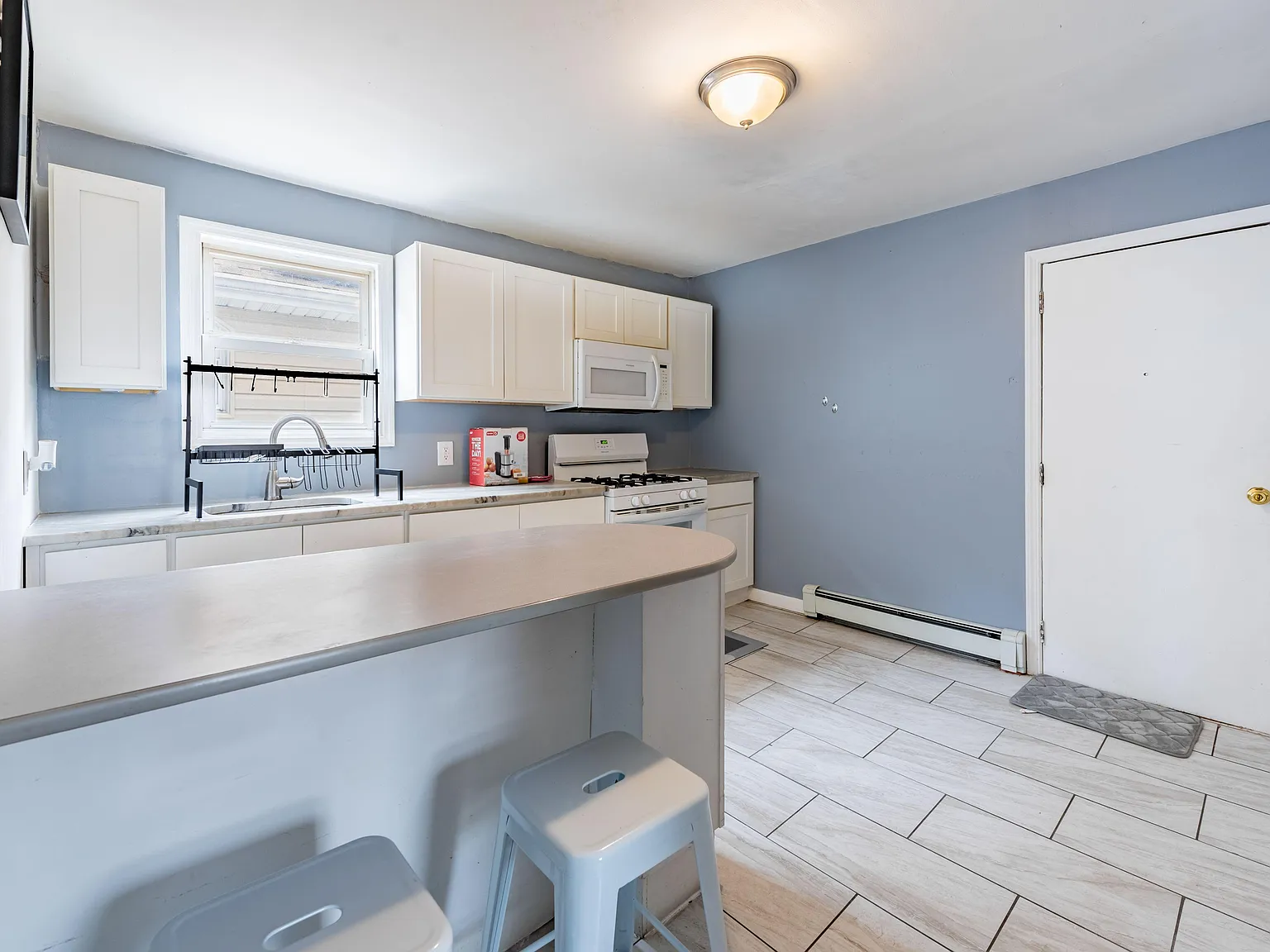 3 bed, 3.0 bath, 3495 sqft, $1,079 — Photo 3