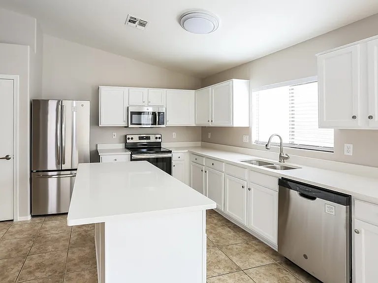 7334 W Lamar Rd — Photo 8