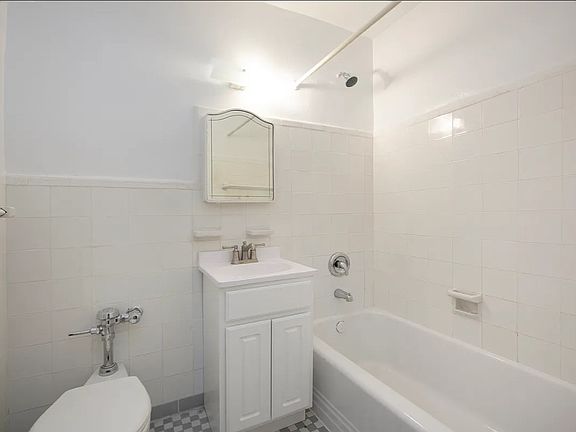 4th image of 155 E 77th St APT 4E