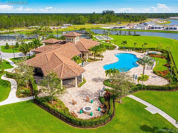 5th image of 548 SE Monet Dr