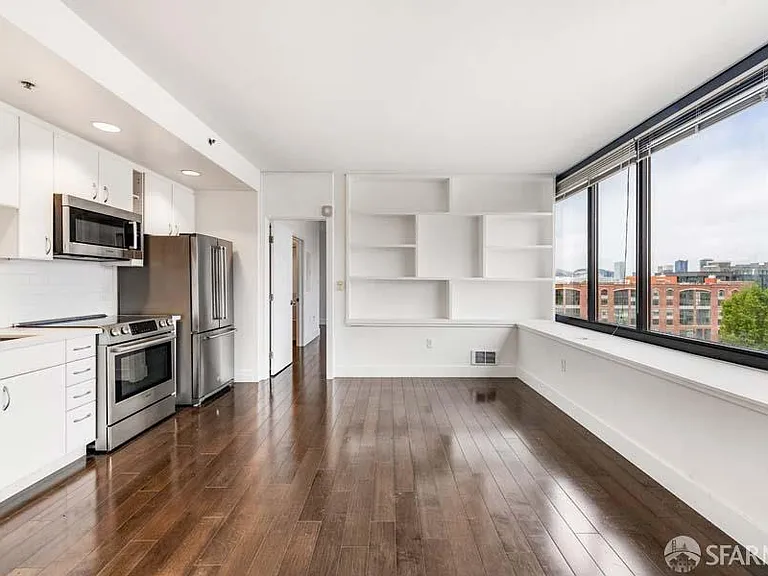 260 King St #717 — Photo 1