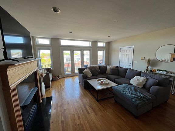 3rd image of 2942 N Lincoln Ave APT 2S