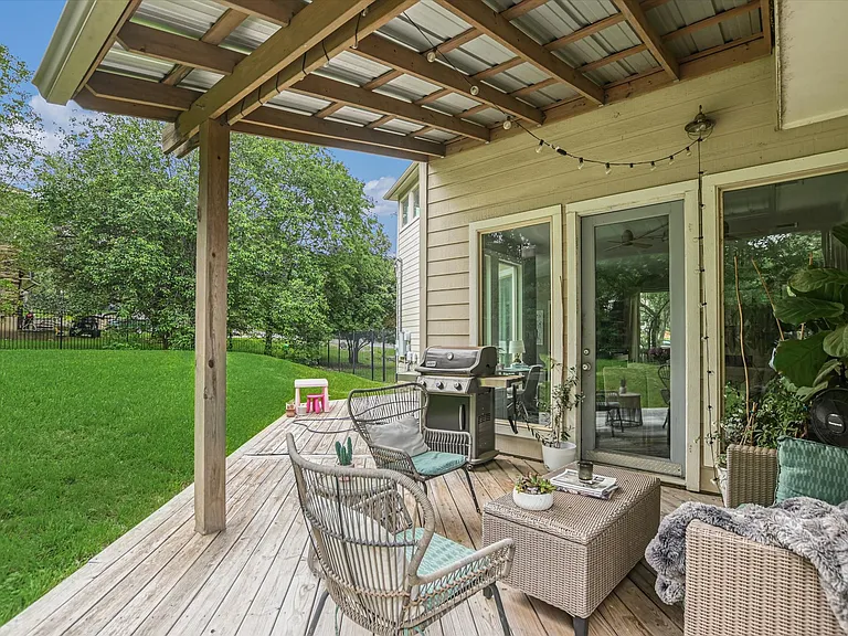 2605 De Soto Dr — Photo 15