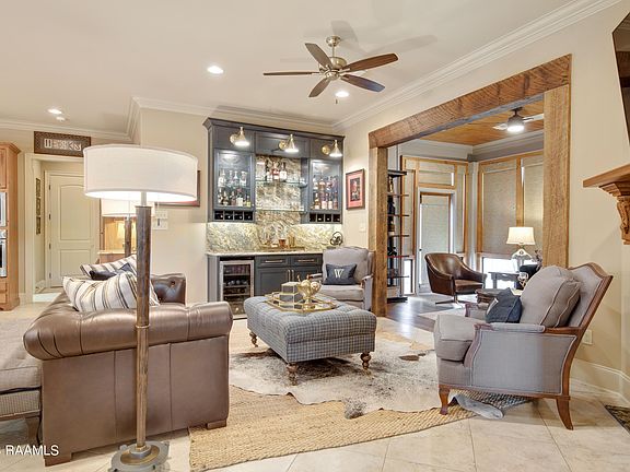5th image of 328 Dunvegan Ct
