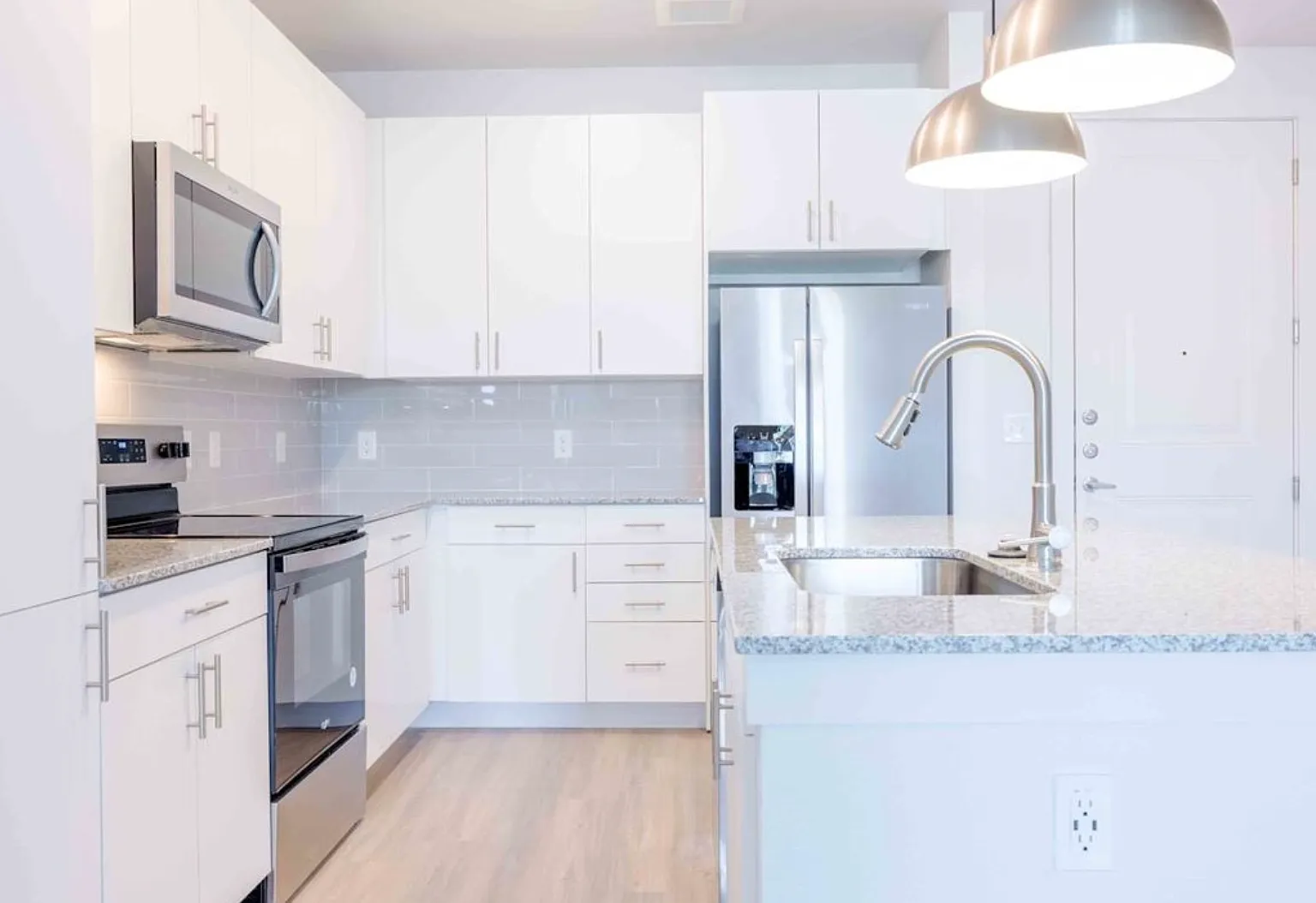 10 Weeks Free South Central, Huge Open Layout, Sleek Interios, W/D, Perfect Location! — Photo 2