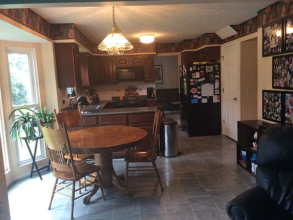 Breakfast Area w/ Bay Window