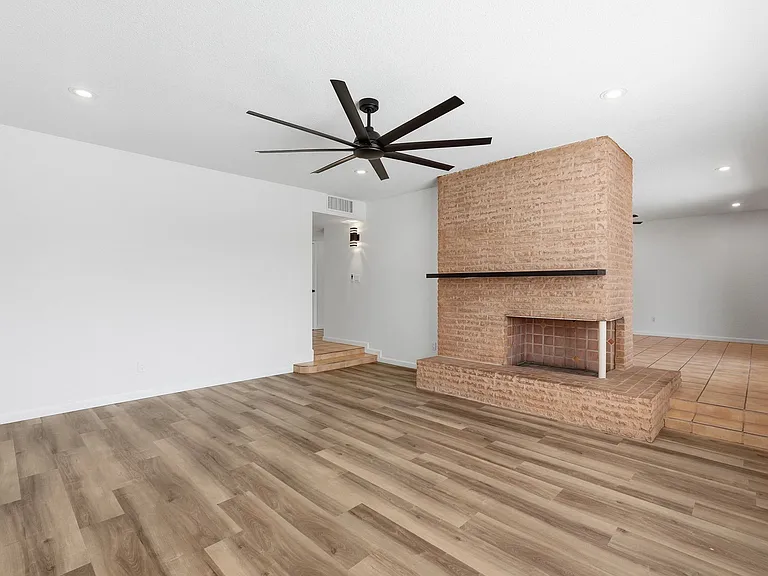 Living Room/Fireplace