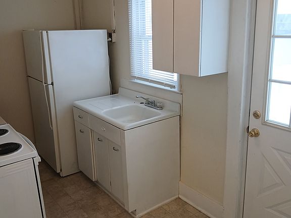 3rd image of 18 E Lapeer St #2