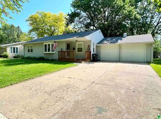 905 Pleasantview Dr, Storm Lake, IA 50588