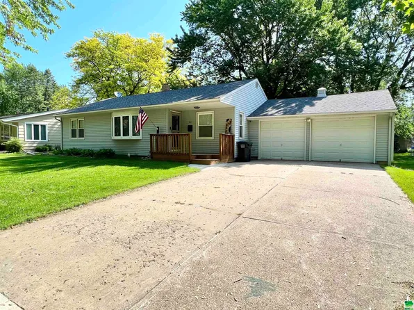 905 Pleasantview Dr, Storm Lake, IA 50588