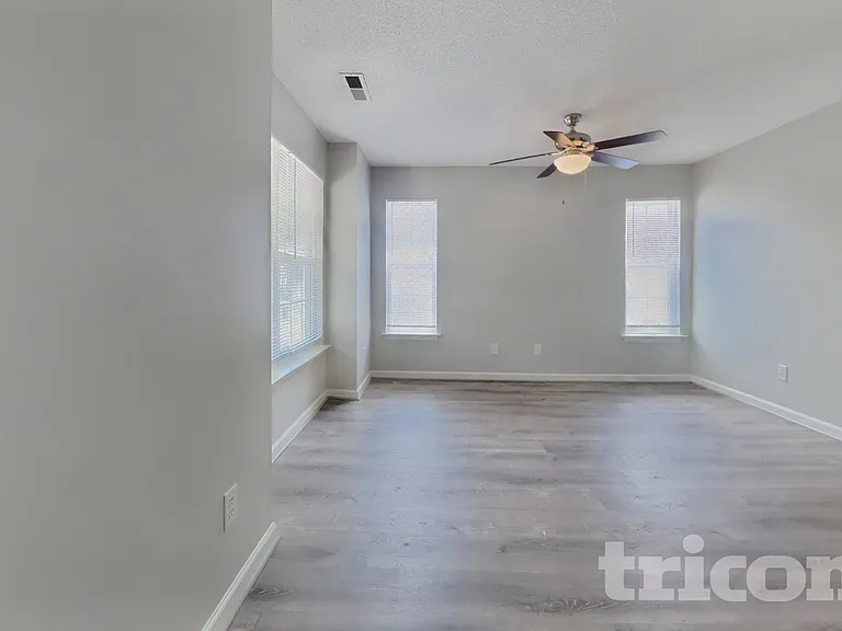 4828 Lighthouse Ct — Photo 2