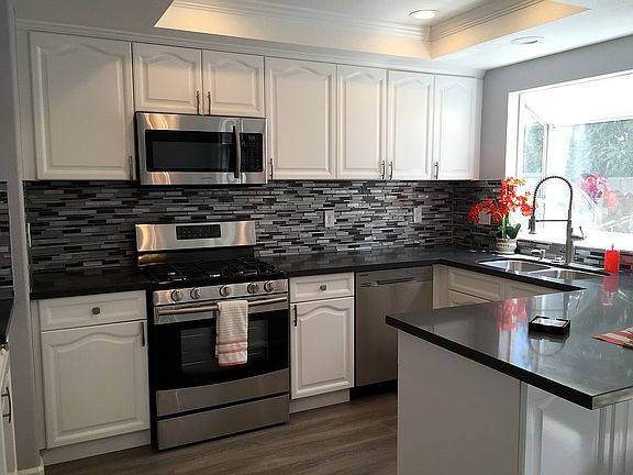 Kitchen w/ Breakfast Bar