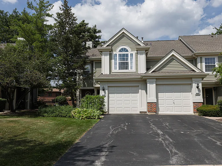 1049 Talbots Ln — Photo 2