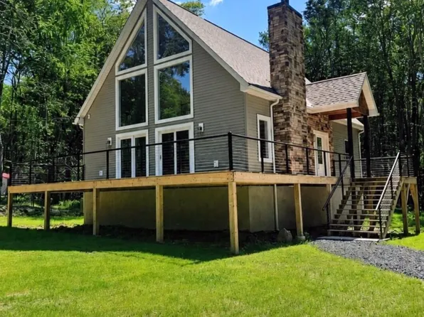 131 Sunset Dr, Greentown, PA 18426