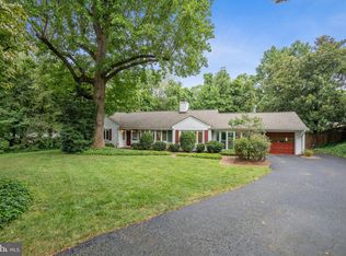 1114 Woodcliff Dr, Alexandria, VA 22308