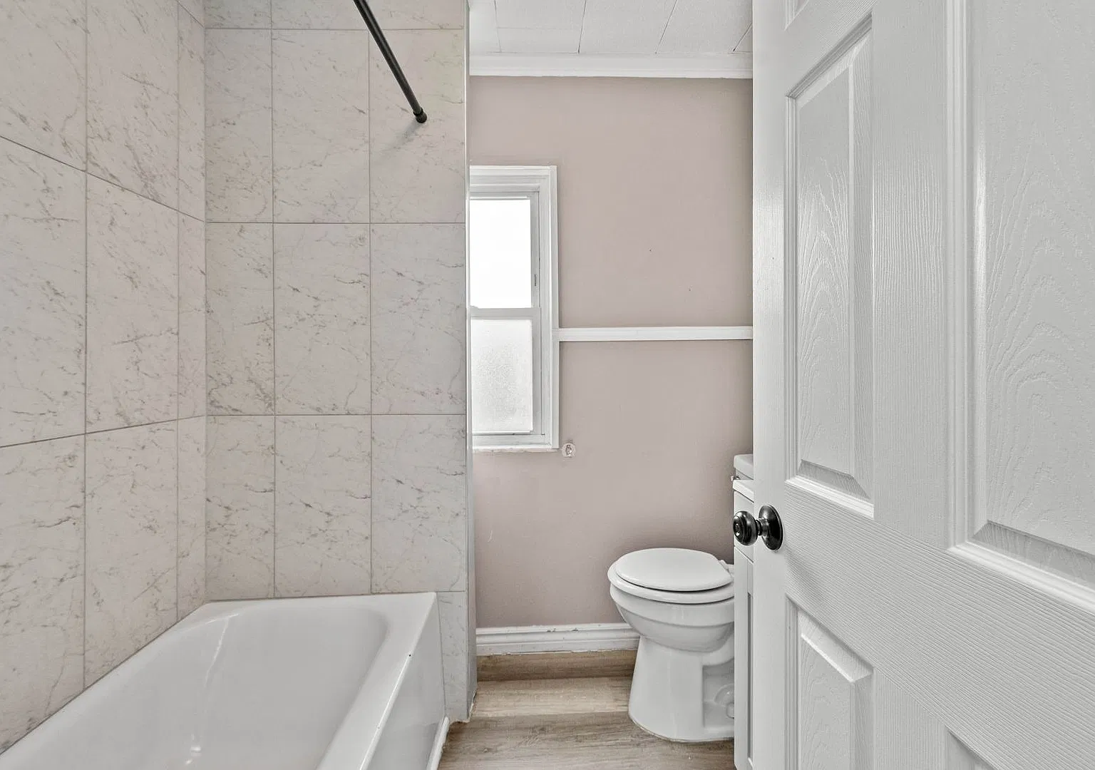 Stunning 3 bedroom home in Aliquippa available November 1! — Photo 2