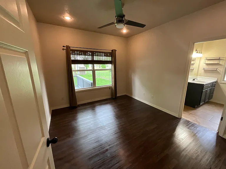 198 W Walnut St — Photo 13