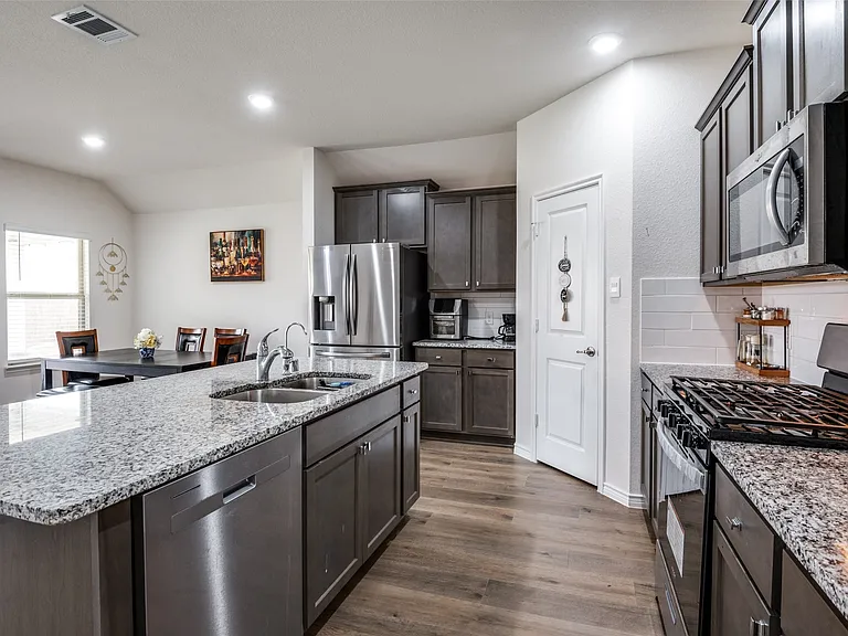1307 Colonial Bluff Ln — Photo 9
