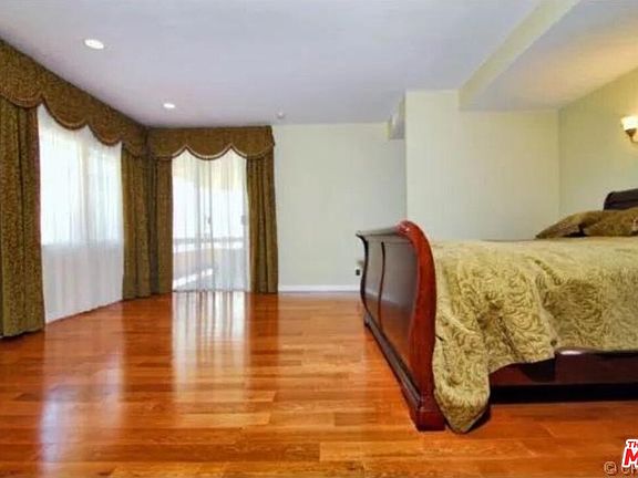 5th image of 5237 Newcastle Ave APT 106