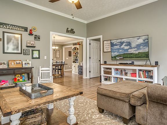 5th image of 2705 Churchill Dr