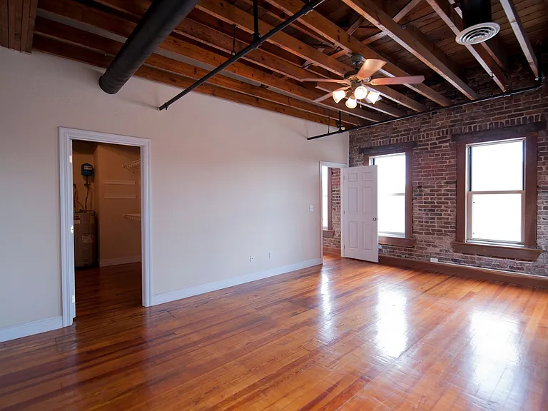 235 N Market Ave — Photo 8