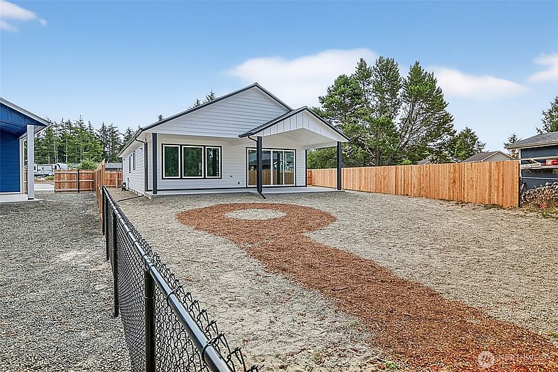 3rd image of 647 Skamokawa Court SE