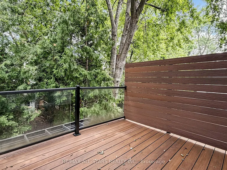 68 Macpherson Ave — Photo 32
