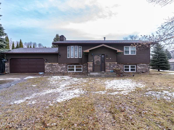 1811 S 38th St, Grand Forks, ND 58201