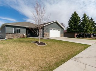 1109 12th St E, Dickinson, ND 58601