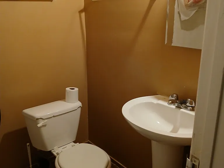 upstairs 2nd full bath