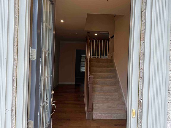 3rd image of 207 Heathbrook Ln
