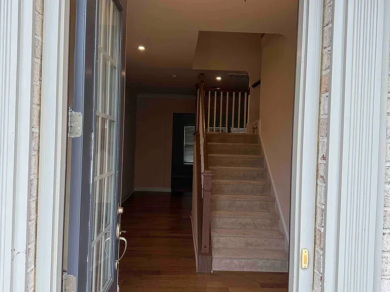 207 Heathbrook Ln — Photo 3