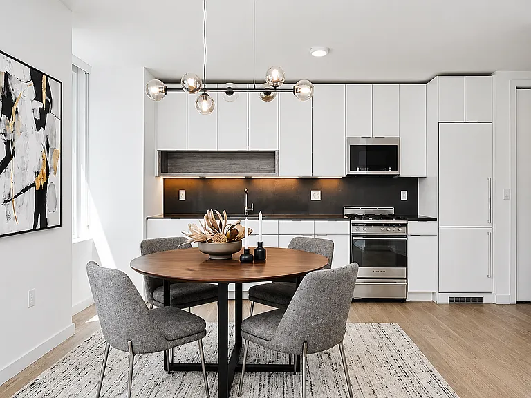 70 W 37th St #12 — Photo 3