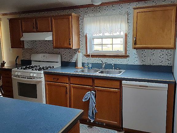 4th image of 8 Iroquois Ln