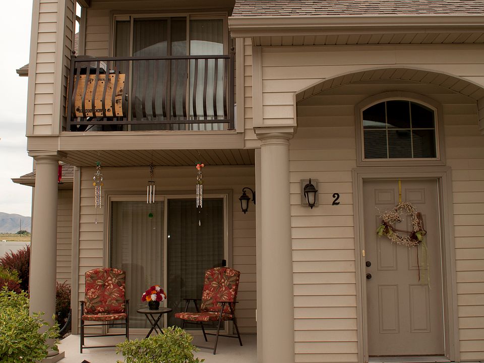 Second floor end unit!! 