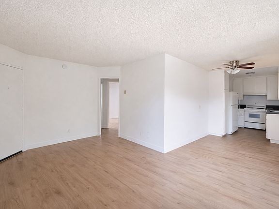 4th image of 3213 Geneva St #212