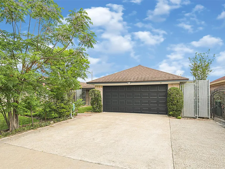 9208 Carousel Ln — Photo 3