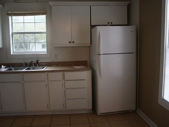 4th image of 121 Olive St