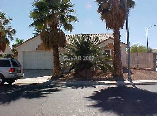 1363 sq ft/ 3 bdrms