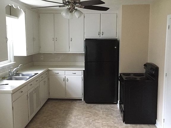 EAT-IN KITCHEN WITH REVERSE OSMOSIS WATER SYSTEM