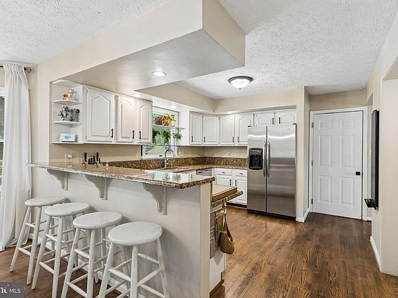 5th image of 404 Crofton Ct