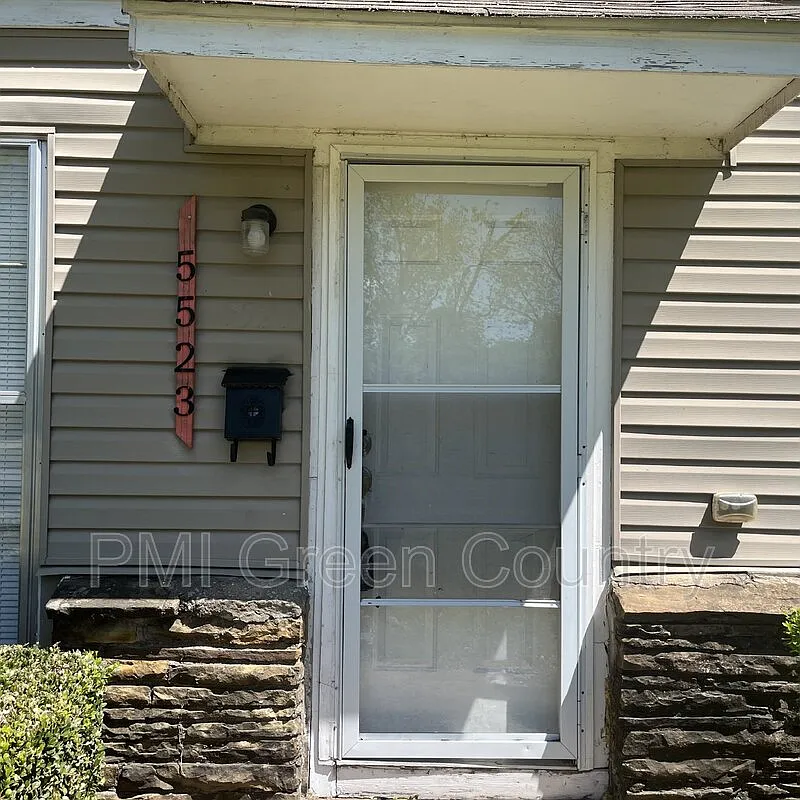 3 bed, 1.0 bath, $1,445 — Photo 2