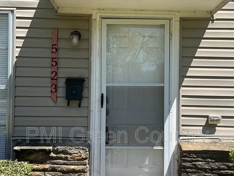 5523 S Madison Ave — Photo 2