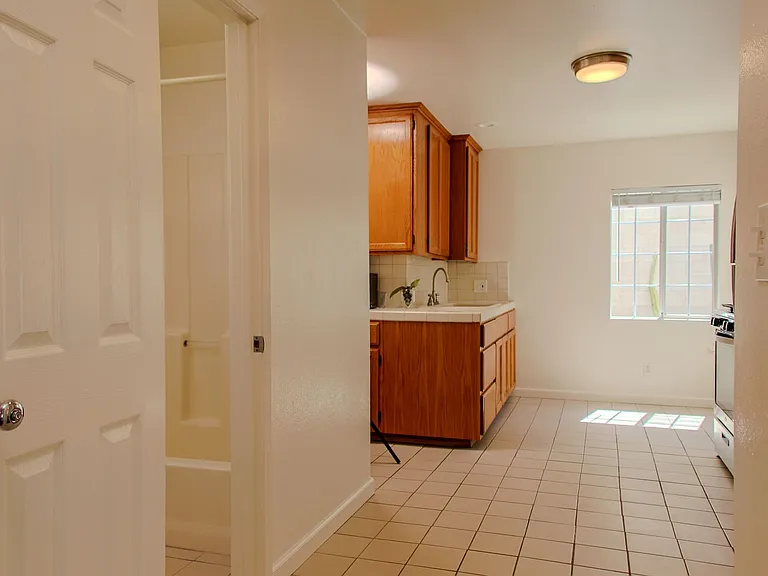 Garfield Avenue Apartments — Photo 18