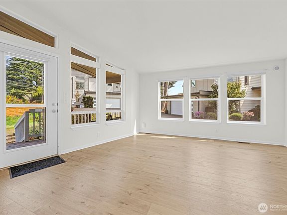 Light and bright great room.>