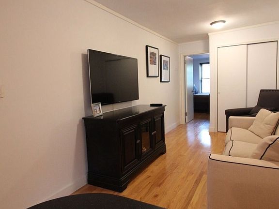 2nd image of 522 E 6th St APT 5