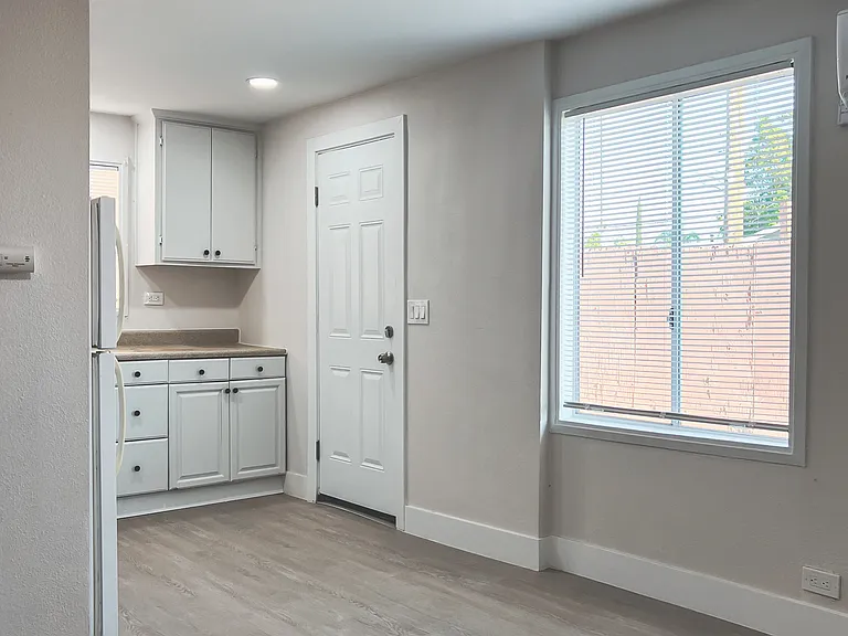 Kitchen /Entry