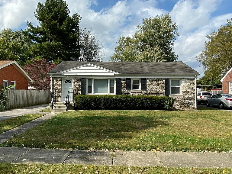2321 Southgate Dr — Photo 5